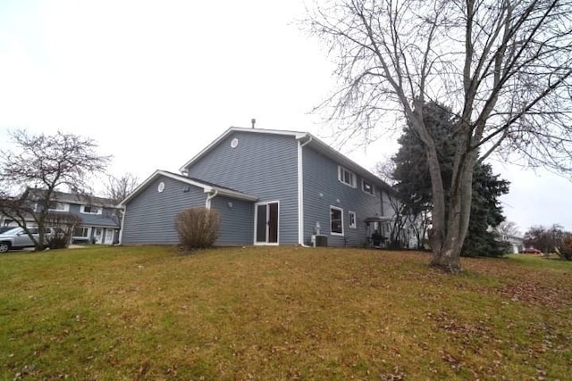 view of side of property featuring a lawn