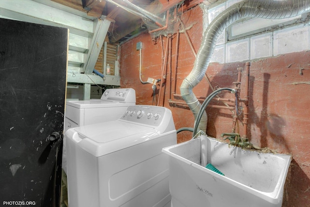 laundry room with sink and washer and dryer