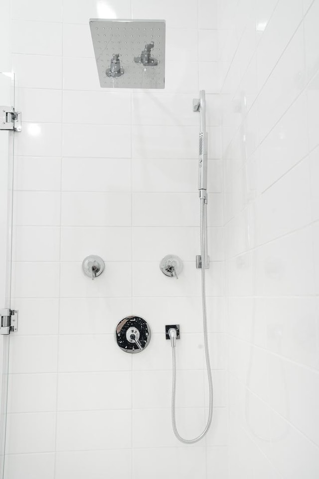 bathroom featuring a tile shower