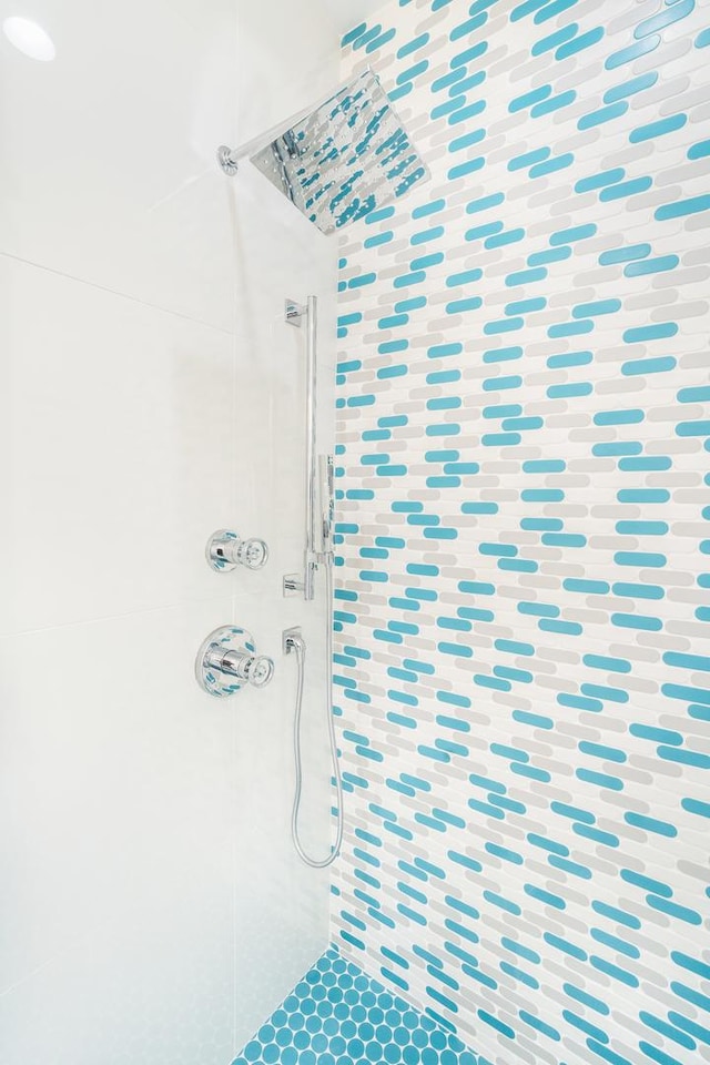 bathroom featuring a tile shower