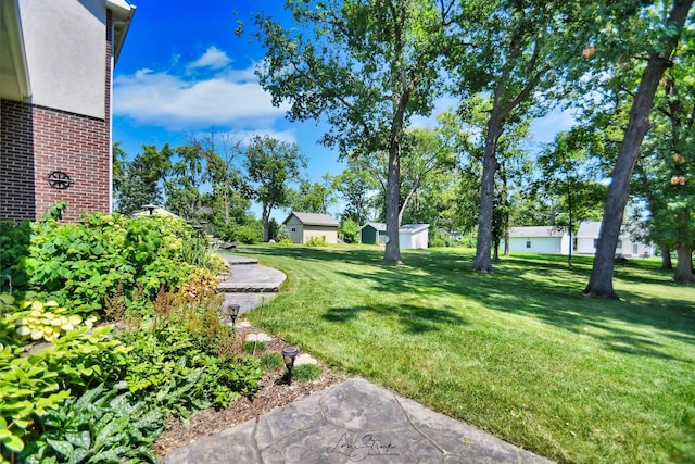 view of yard featuring a storage shed