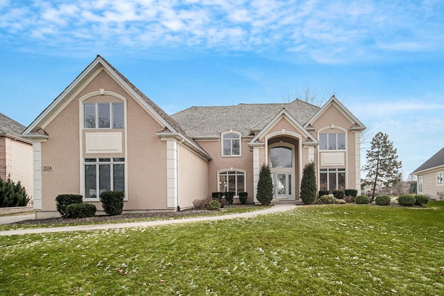 view of front property featuring a front lawn