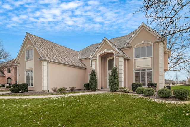 view of front facade with a front lawn