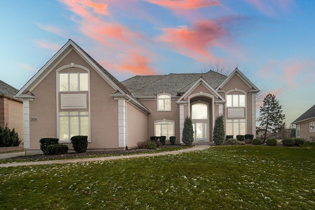 view of front facade featuring a lawn