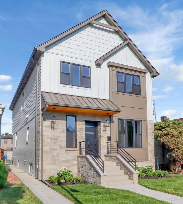 view of front of home featuring a front lawn