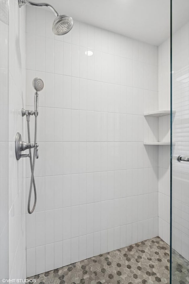 bathroom featuring a tile shower