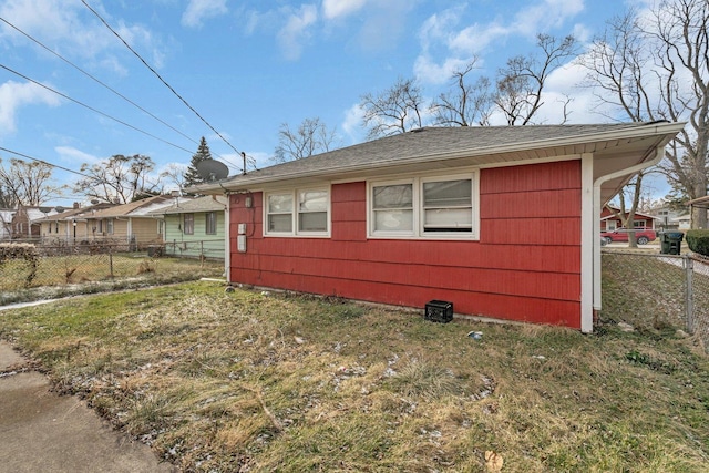 view of front facade with a front yard