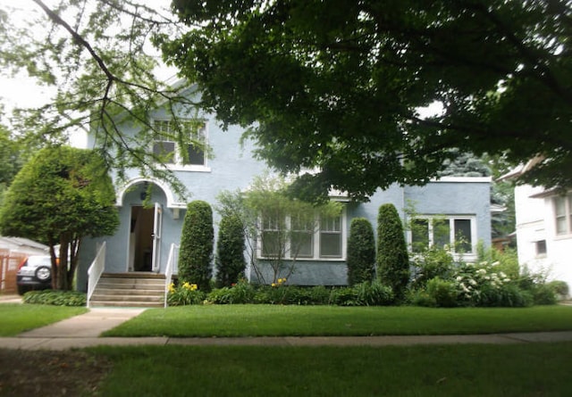 view of front facade with a front lawn