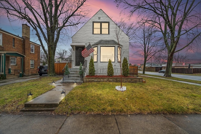 view of front facade featuring a yard