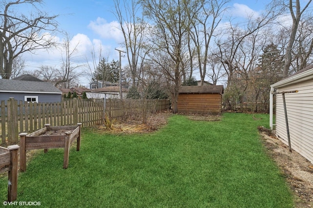 view of yard featuring a storage shed