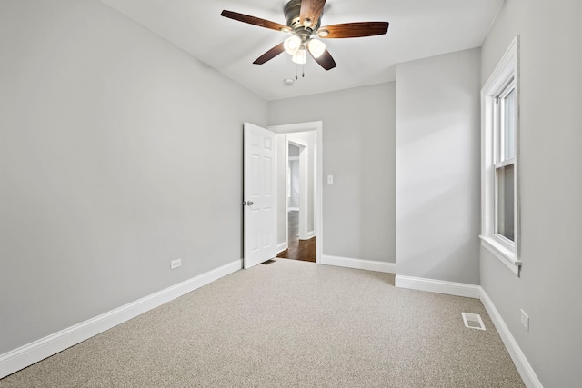 unfurnished room with carpet flooring and ceiling fan