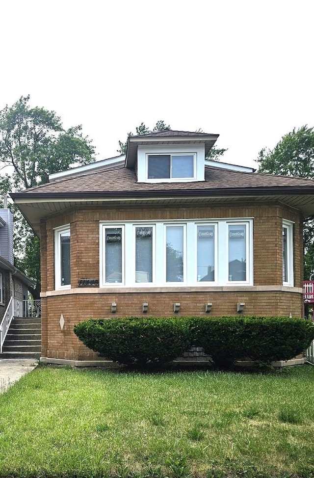 view of front of house with a front lawn