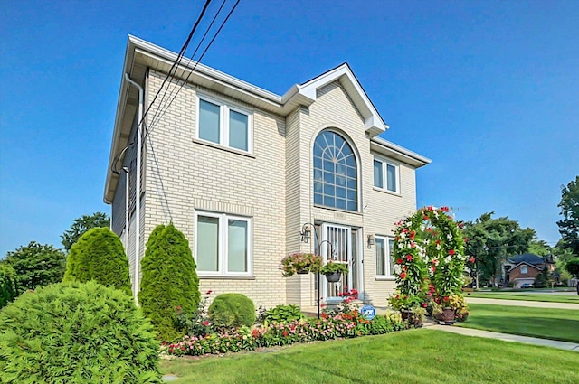 view of front of house featuring a front yard