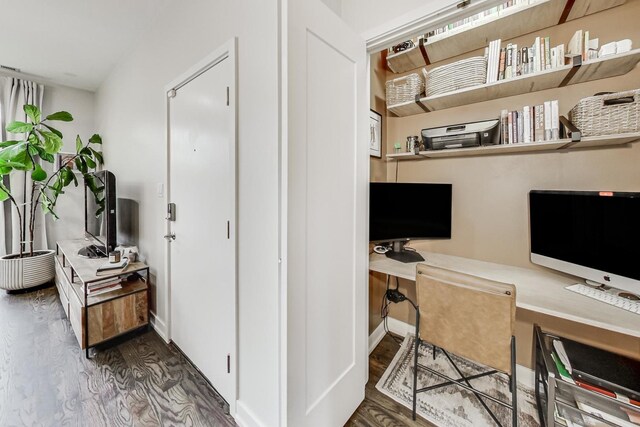 office area featuring built in desk and dark wood-type flooring