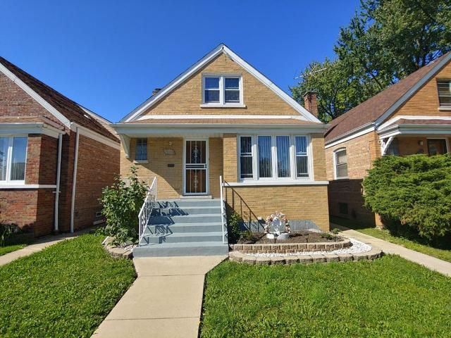 bungalow-style house with a front yard