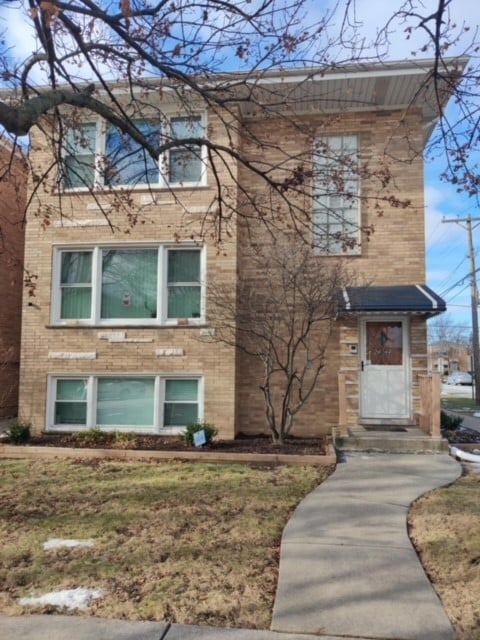 view of front of property with a front yard