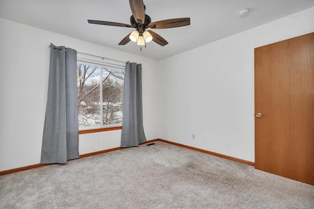 unfurnished room with carpet flooring and ceiling fan