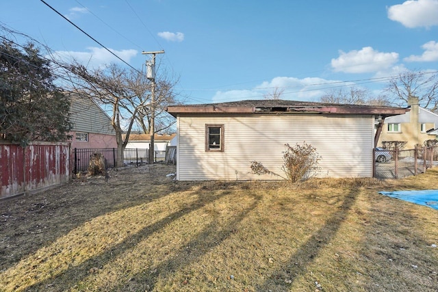 back of house featuring a lawn