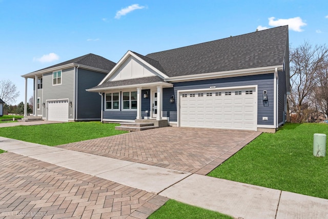 view of front facade featuring a front yard