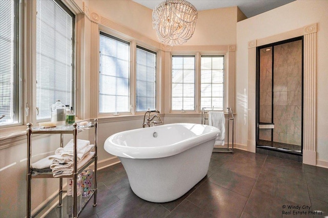 bathroom featuring a washtub and an inviting chandelier