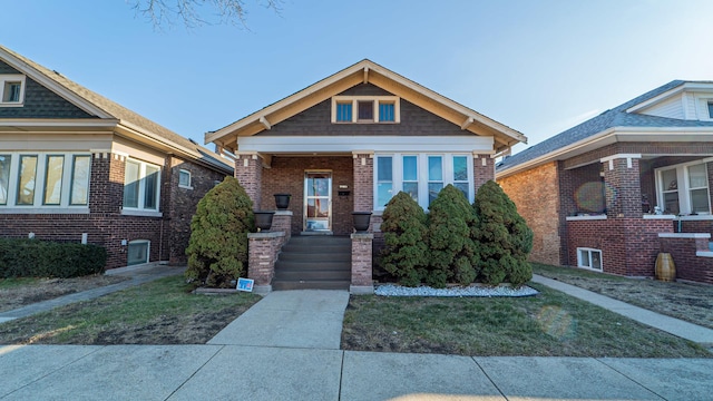 view of front of house featuring a front lawn