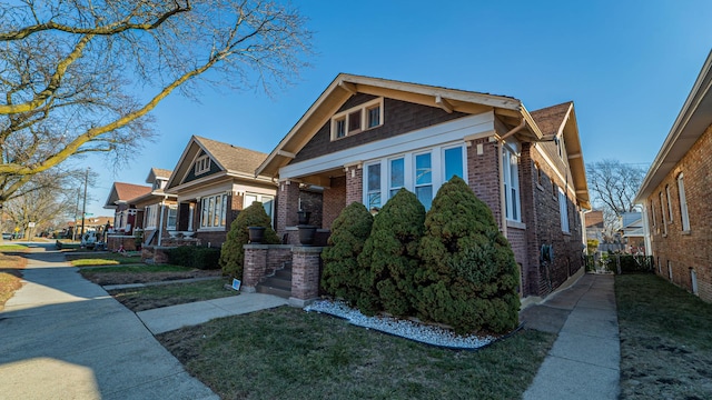 view of front of property featuring a front yard