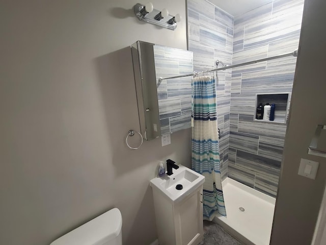 bathroom featuring a shower with curtain, toilet, and sink