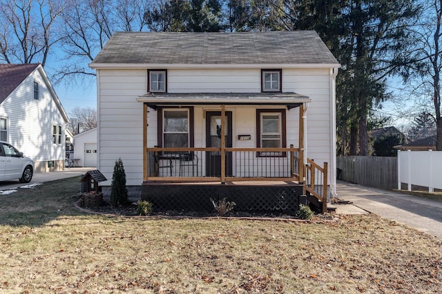 view of front facade featuring covered porch and a front lawn