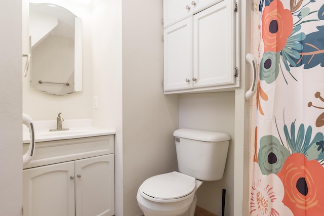 bathroom with a shower with shower curtain, vanity, and toilet