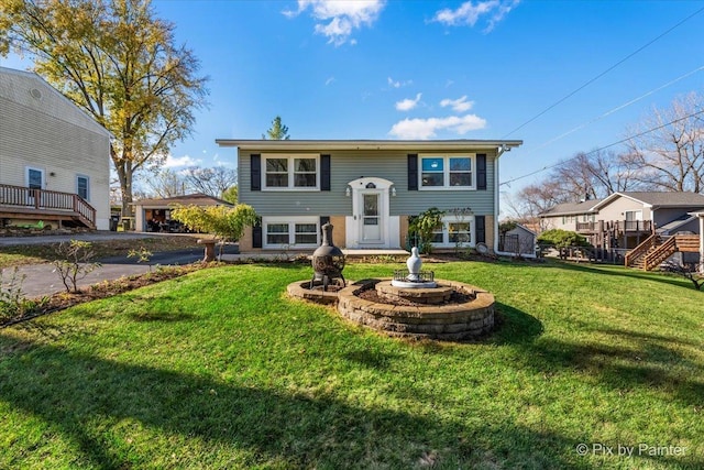 split foyer home with a front yard