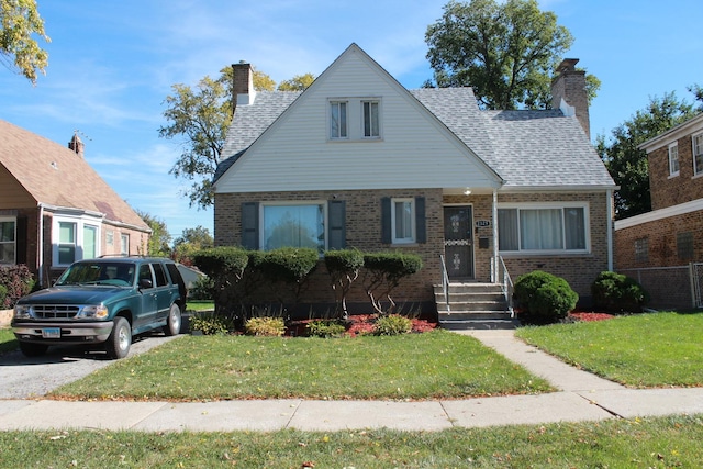 view of front of property featuring a front yard