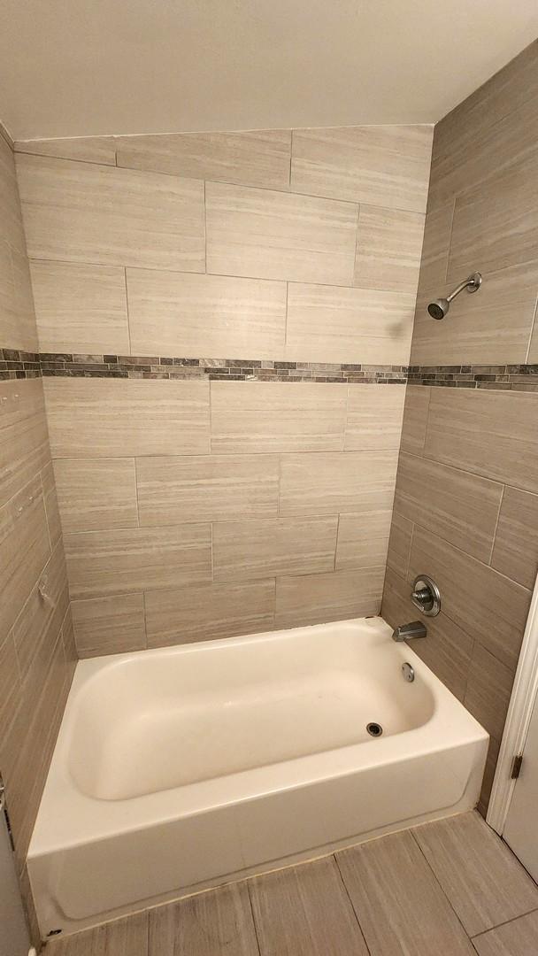 bathroom with tiled shower / bath