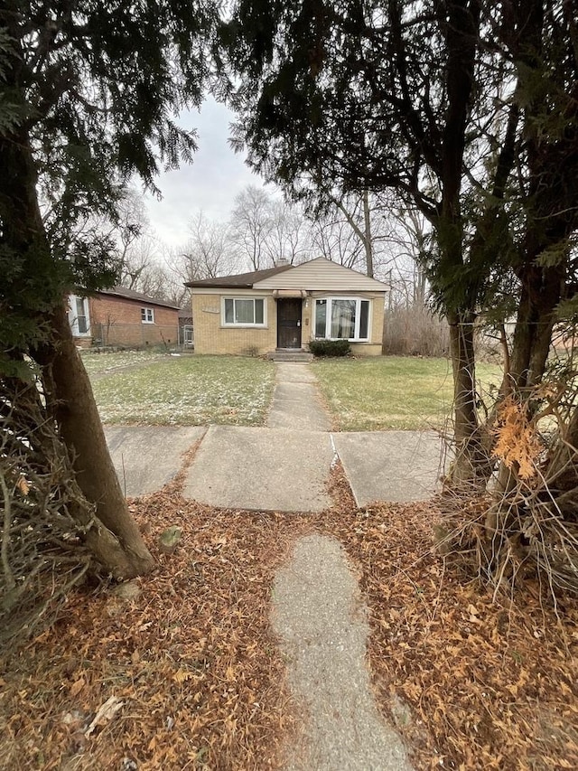 single story home featuring a front yard