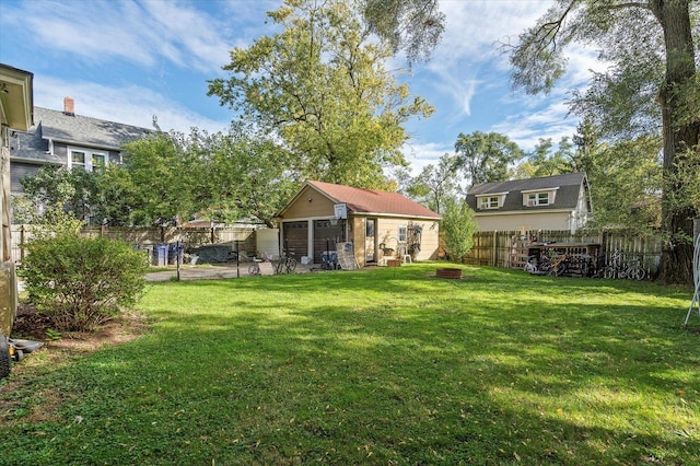 view of yard with an outdoor structure