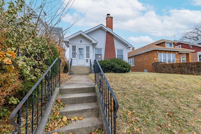 bungalow featuring a front lawn