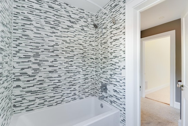 bathroom featuring tiled shower / bath combo