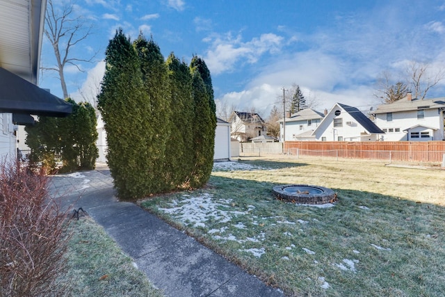 view of yard featuring a fire pit