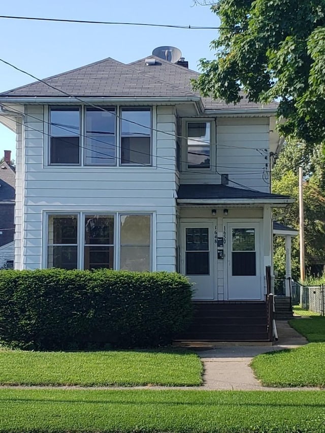 view of front facade featuring a front lawn