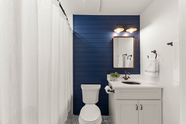 bathroom with vanity, toilet, and a shower with shower curtain