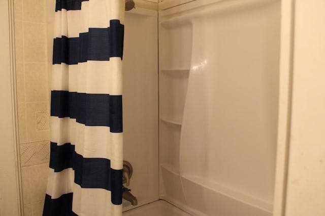 bathroom with shower / tub combo with curtain