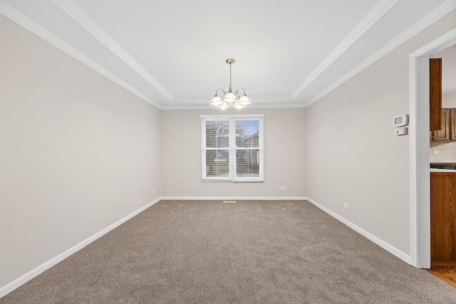 unfurnished room featuring carpet flooring, a raised ceiling, a chandelier, and ornamental molding