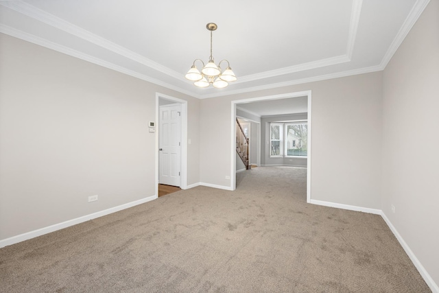 empty room featuring carpet, ornamental molding, and a notable chandelier