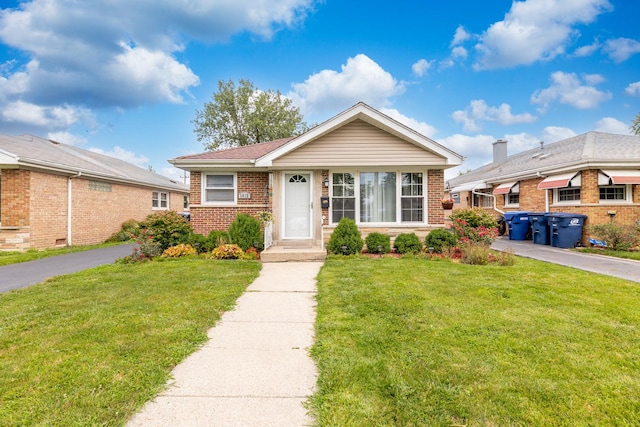 view of front of property featuring a front lawn