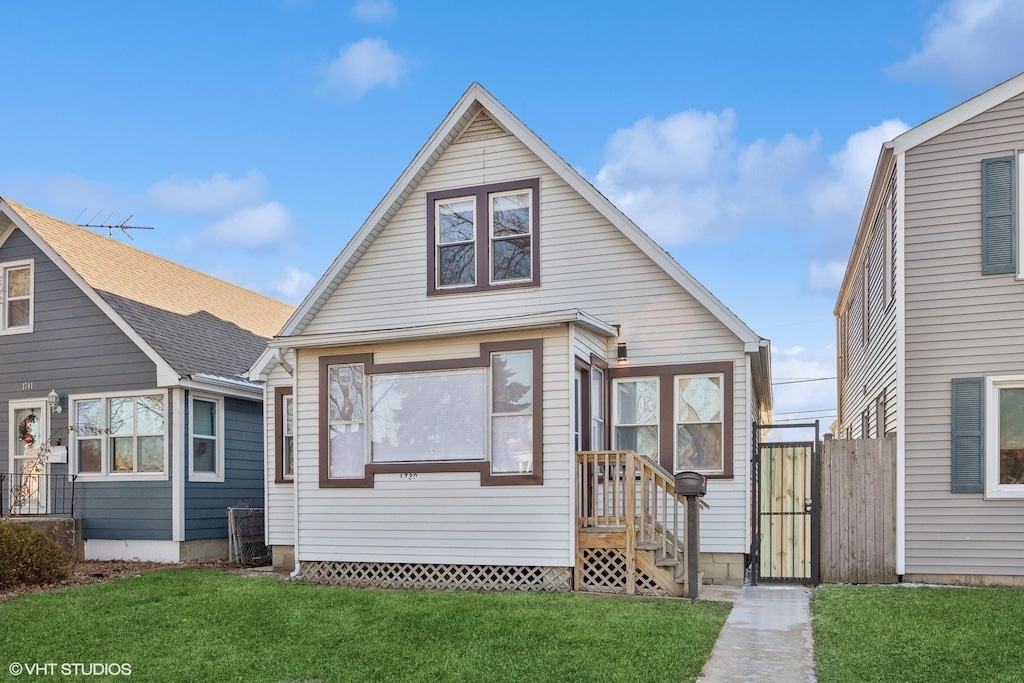 view of front facade featuring a front lawn