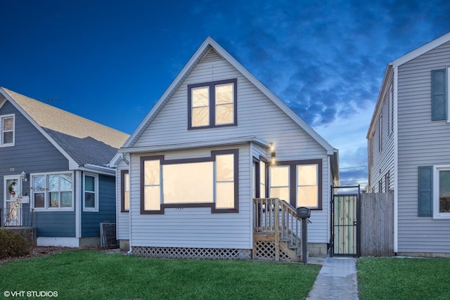 view of front facade featuring a front yard