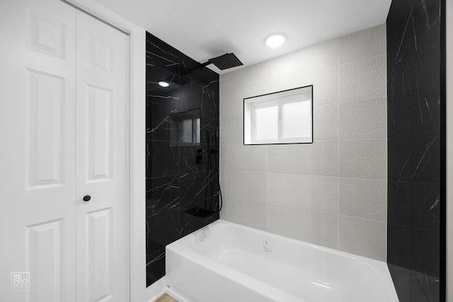 bathroom with tiled shower / bath combo