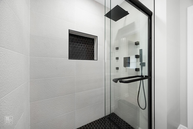 bathroom featuring a tile shower