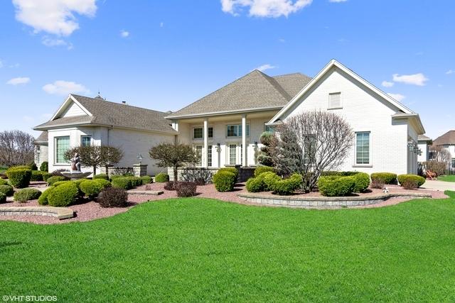 view of front facade with a front yard