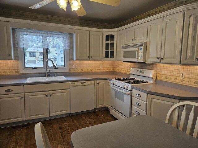 unfurnished room featuring ceiling fan, dark wood-type flooring, and crown molding