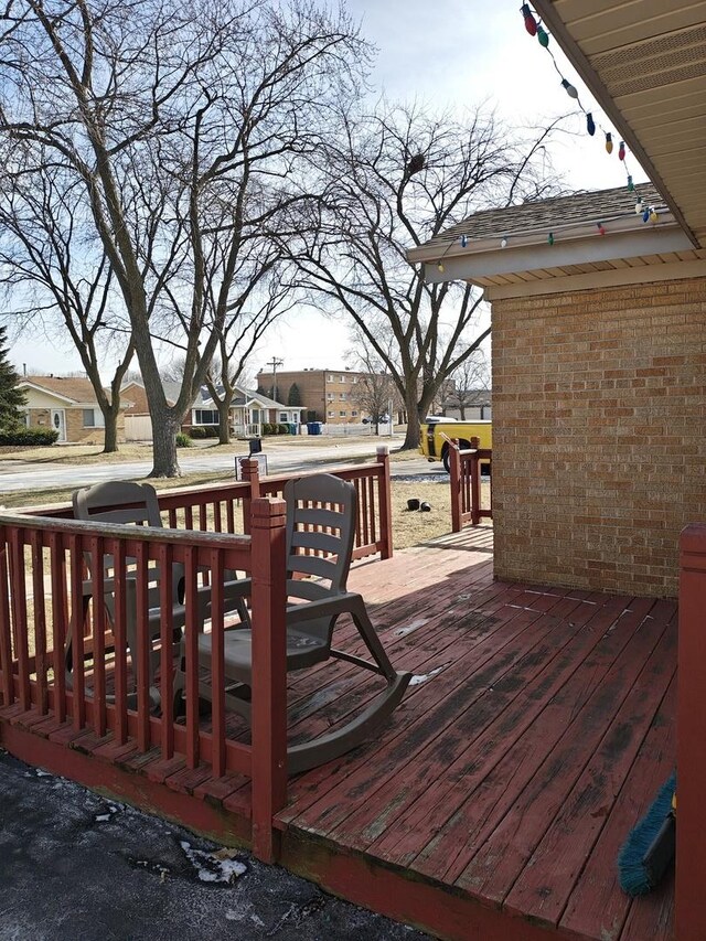 view of front of property featuring a lawn